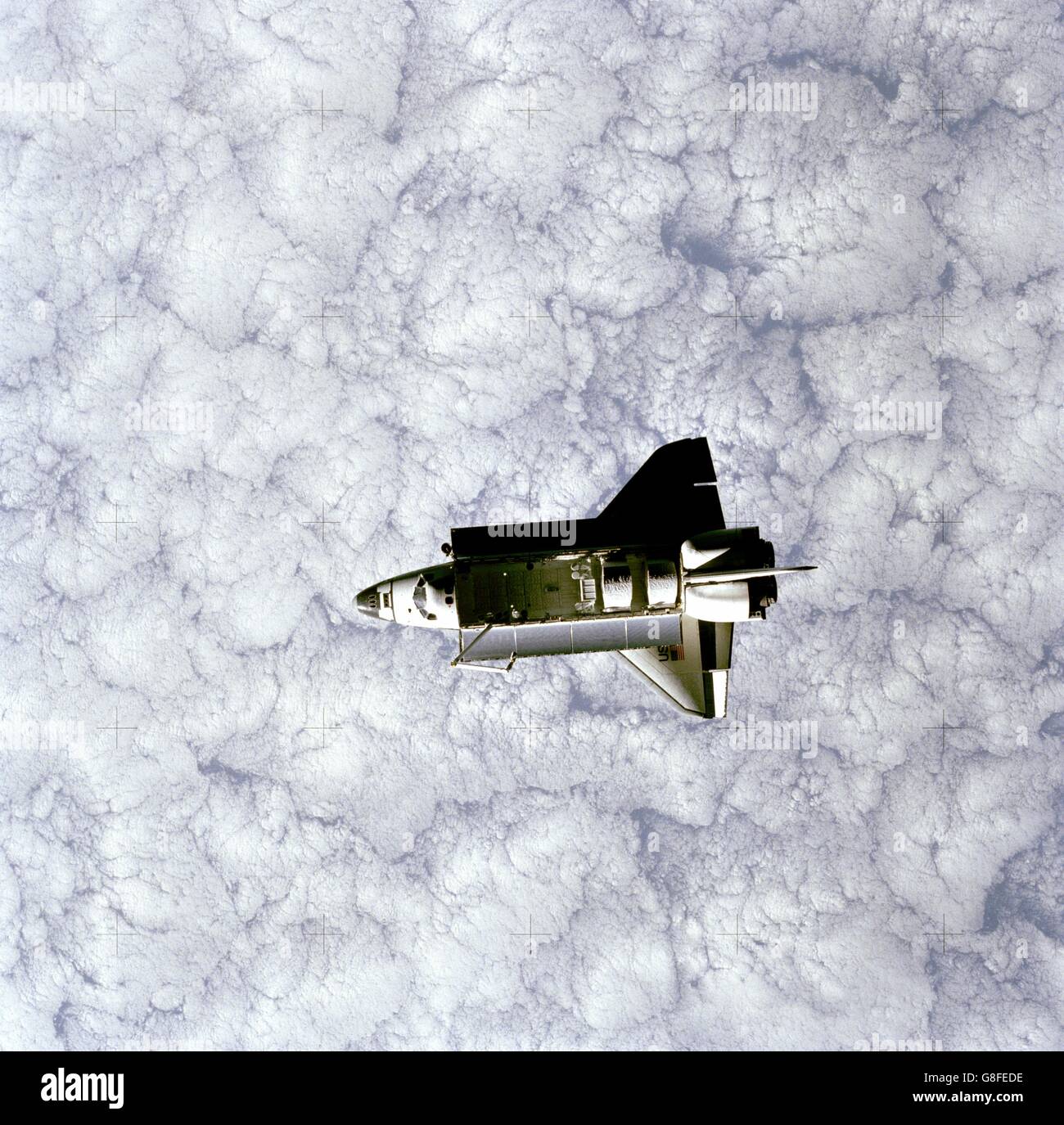 Lo Space Shuttle Orbiter Challenger STS-7 missione con il cargo bay aperta come esso orbita intorno alla terra coperto di nuvole Giugno 22, 1983. L'immagine è stata presa dallo spazio Pallet Satellite. Foto Stock