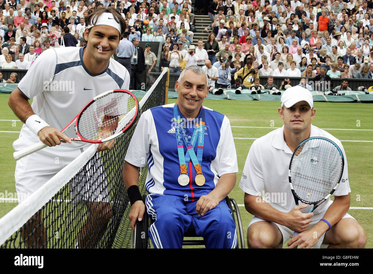 Peter Norfolk, MBE, il primo tennista britannico a vincere una medaglia ai Giochi Paralimpici con Roger Federer (a sinistra) e Andy Roddick degli Stati Uniti. Foto Stock
