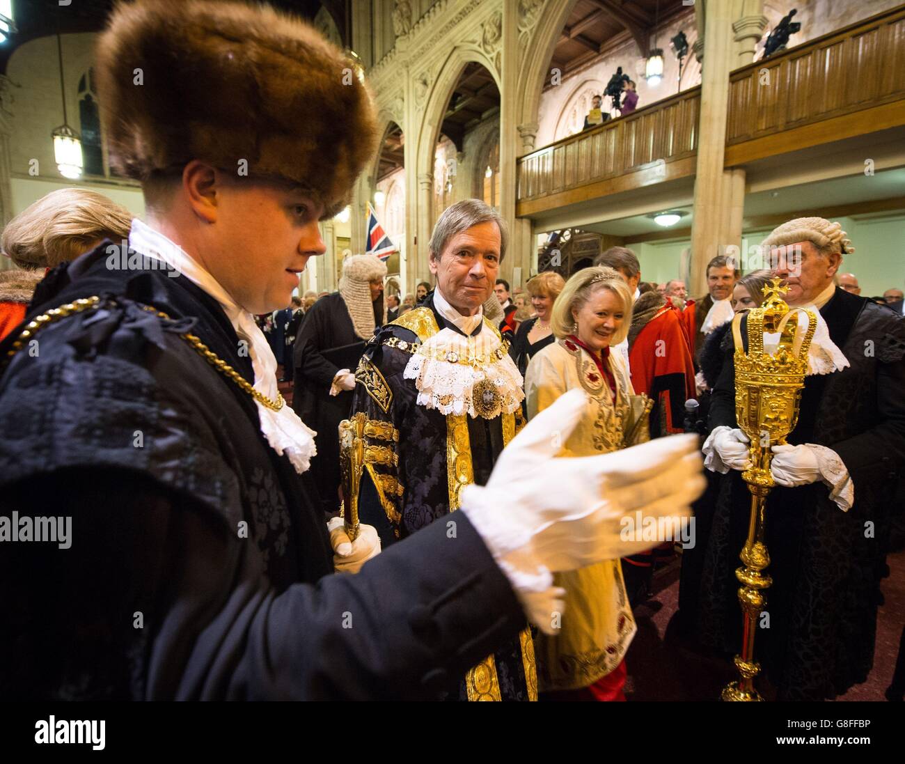 Il nuovo Lord Mayor di Londra Jeffrey Mountevans (centro) e sua moglie Juliet prendono parte alla processione al Lord Mayor's Banquet, presso la Guildhall, nel centro di Londra. Foto Stock