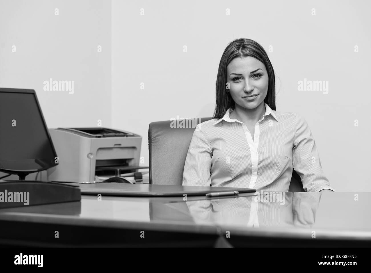 Ritratto di un simpatico fiducioso Business donna in ufficio - Imprenditrice di successo sul lavoro Foto Stock