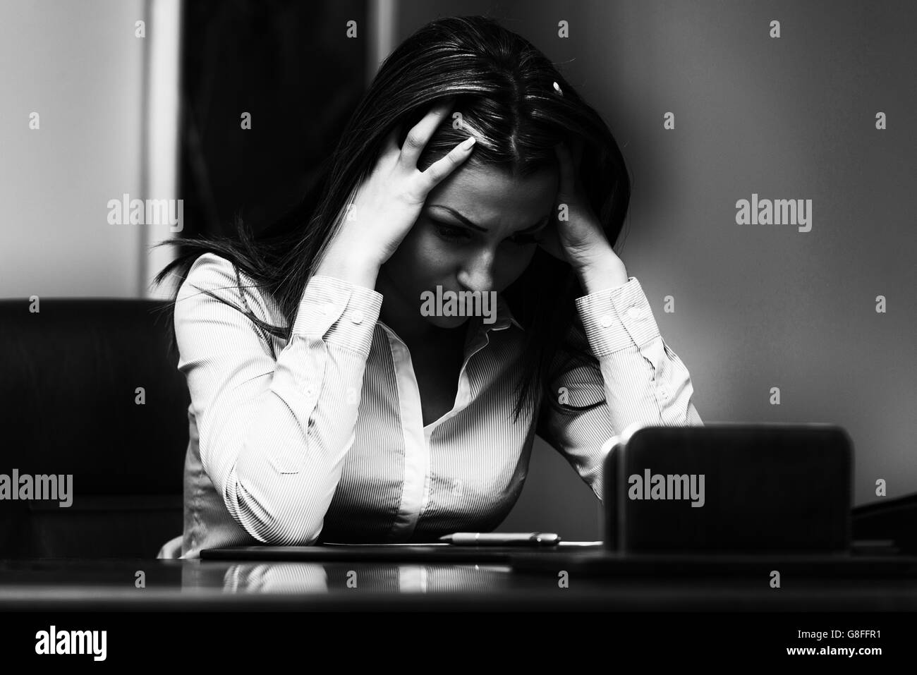 Young Business Womn con problemi e lo stress in ufficio - Imprenditrice di lavoro on-line Foto Stock