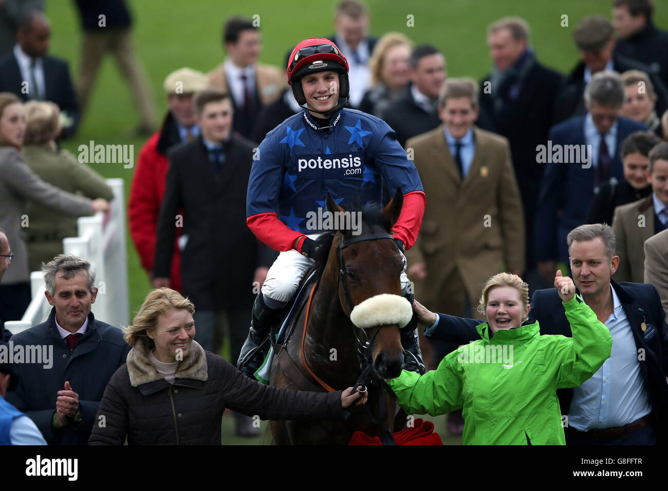 Jockey Harry Cobden dopo la vittoria su Old Guard nel stanjames.com Greatwood hurdle Foto Stock