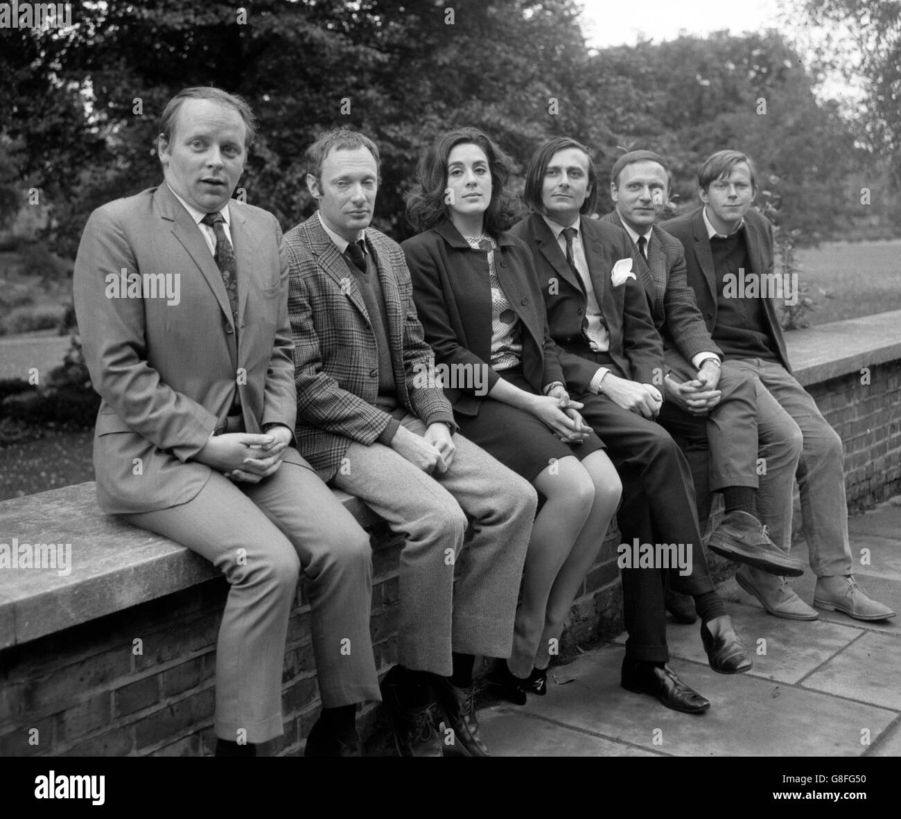 Nella foto al BBC Television Center, White City, Londra, è il team della BBC TV che ha in programma il nuovo spettacolo satirico notturno con (l-r) John Bird, Anthony Holland, Eleanor Bron, Barry Humphries, Andrew Duncan e John Wells. Foto Stock