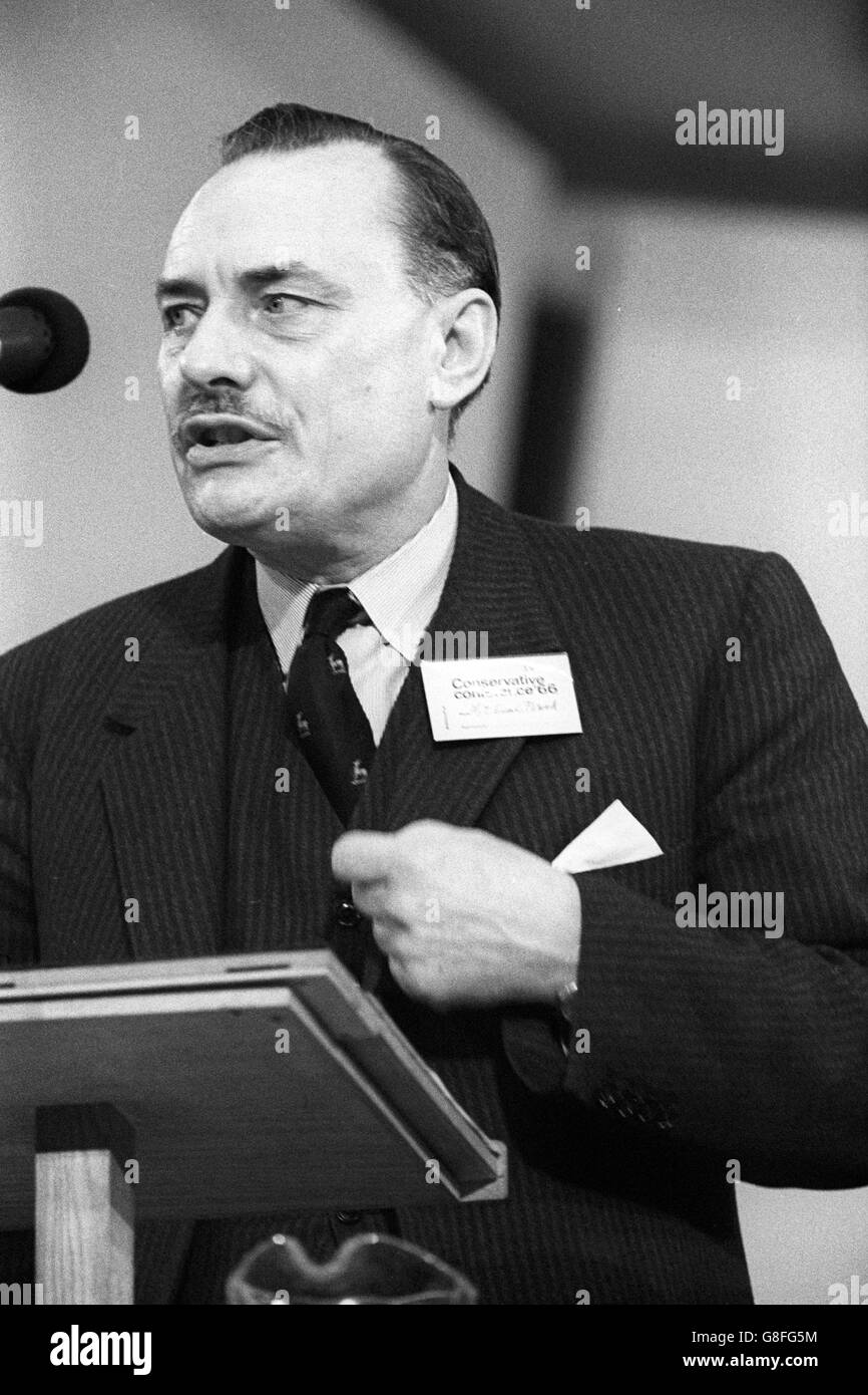 Enoch Powell, il Segretario della difesa ombra, intervenendo alla Conferenza del Partito conservatore a Blackpool. Foto Stock