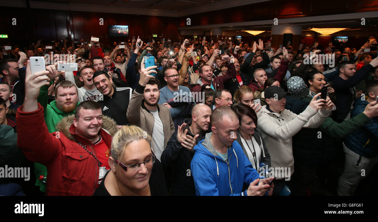 Carl Frampton / Conferenza stampa Scott Quigg - Europa Hotel. I sostenitori di Carl Frampton durante una conferenza stampa all'Europa Hotel di Belfast. Foto Stock