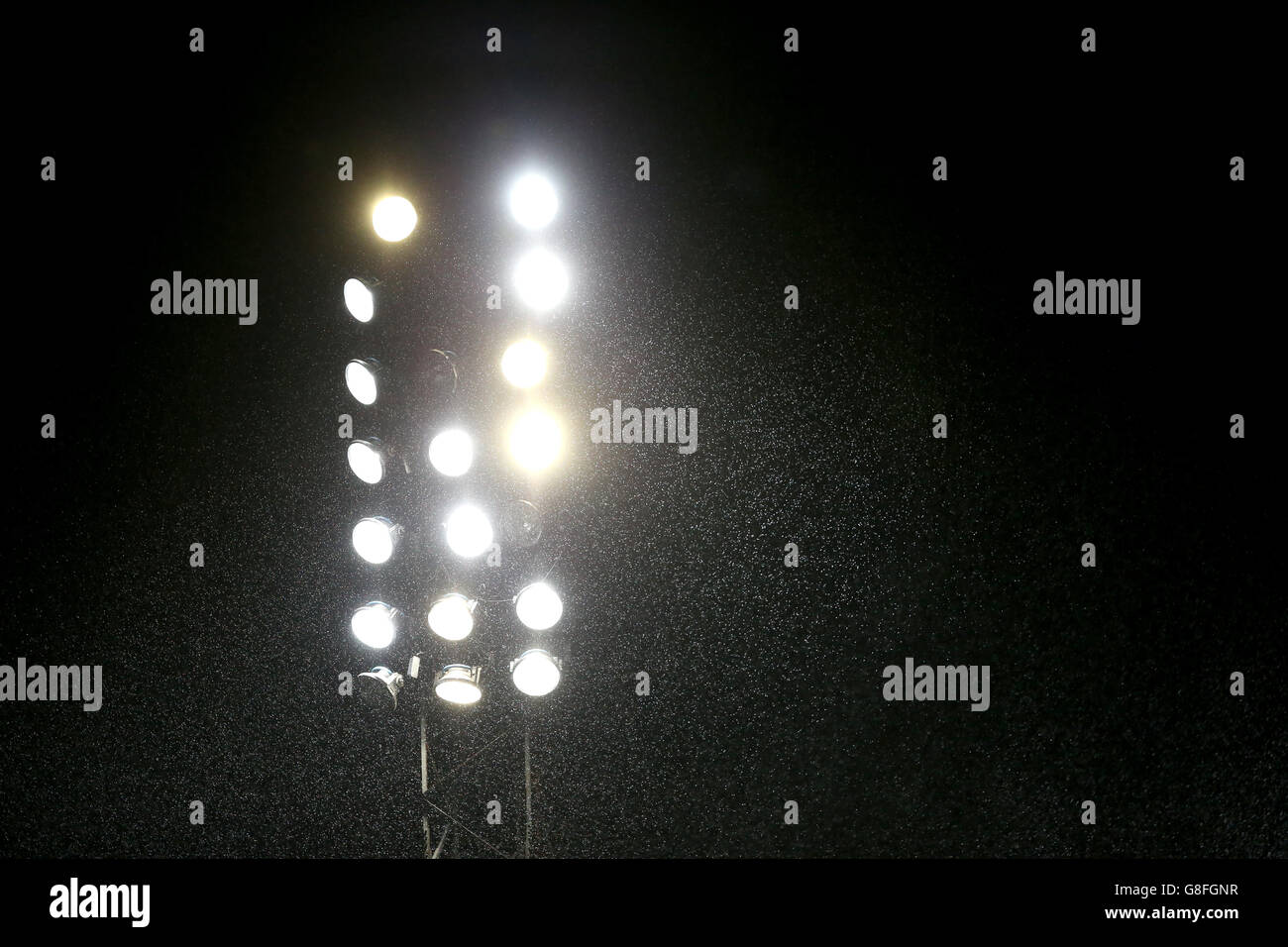 Pioggia di fronte alle luci dello stadio durante la prima partita di replay della Coppa Emirates fa a Valley Parade, Bradford. Foto Stock