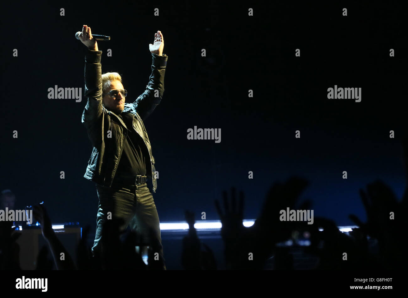 Gli U2 vivono a Belfast. Bono si esibisce con gli U2 al primo dei soliti concerti in casa della band presso la SSE Arena di Belfast. Foto Stock