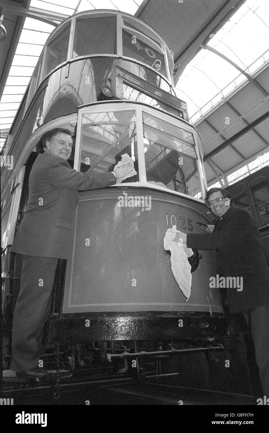 Il presidente dei trasporti di Londra Ralph Bennett (l) e Alan Greengross ripuliscono un tram 1908, uno dei tre della collezione del nuovo museo di LT presso Covent Garden di Londra. Foto Stock