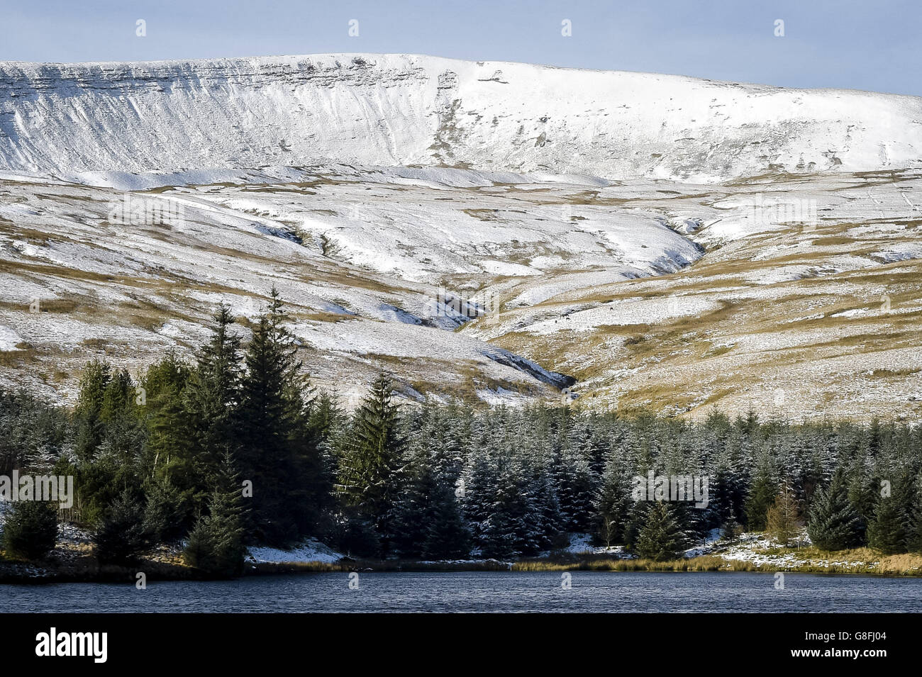 Le montagne sono spolverate con una coperta di neve nel Brecon Beacons, Galles, come parti del Regno Unito ha visto un flurry di neve durante la notte all'inizio di un fine settimana di wintry che potrebbe vedere le temperature precipitare a meno 5C. Foto Stock