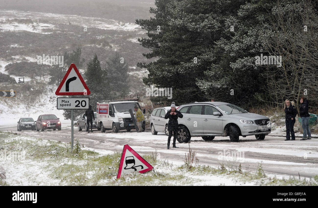 I veicoli sono bloccati sulla strada Pickering to Whitby nel North Yorkshire come parti del Regno Unito ha visto un flurry di neve durante la notte all'inizio di un fine settimana di winery che potrebbe vedere le temperature crollate a meno 5C. Foto Stock