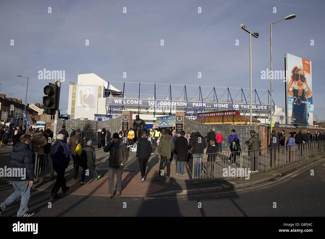 Gli appassionati di calcio fuori dal Goodison Park prima della partita della Barclays Premier League al Goodison Park, Liverpool. PREMERE ASSOCIAZIONE foto. Data immagine: Sabato 21 novembre 2015. Vedi PA storia CALCIO Everton. Il credito fotografico dovrebbe essere: Barrington Coombs/PA Wire. Foto Stock