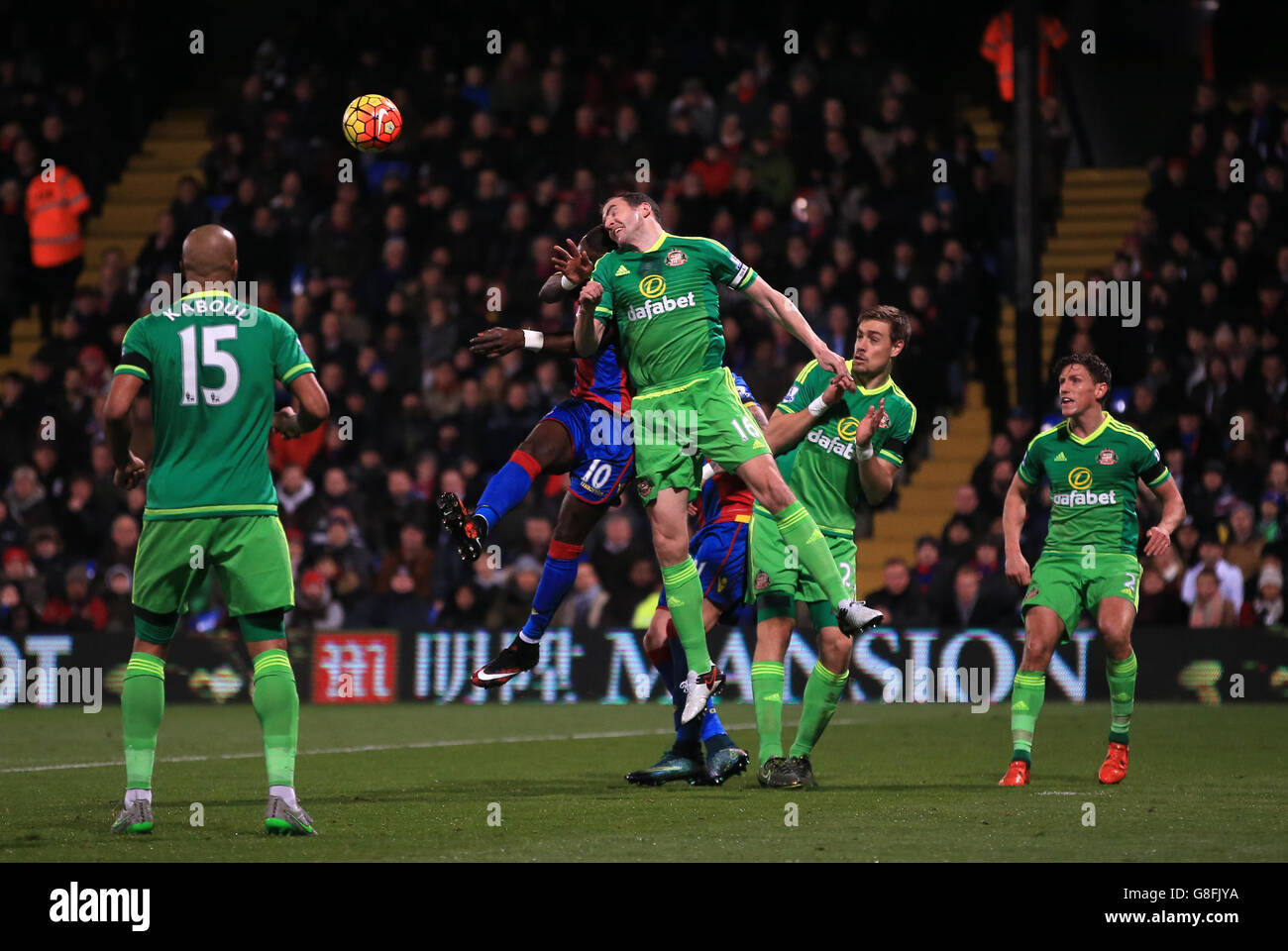 John o'Shea di Sunderland (centro a destra) e Yannick Bolasie di Crystal Palace si sfidano per un titolo durante la partita della Barclays Premier League a Selhurst Park, Londra. Foto Stock