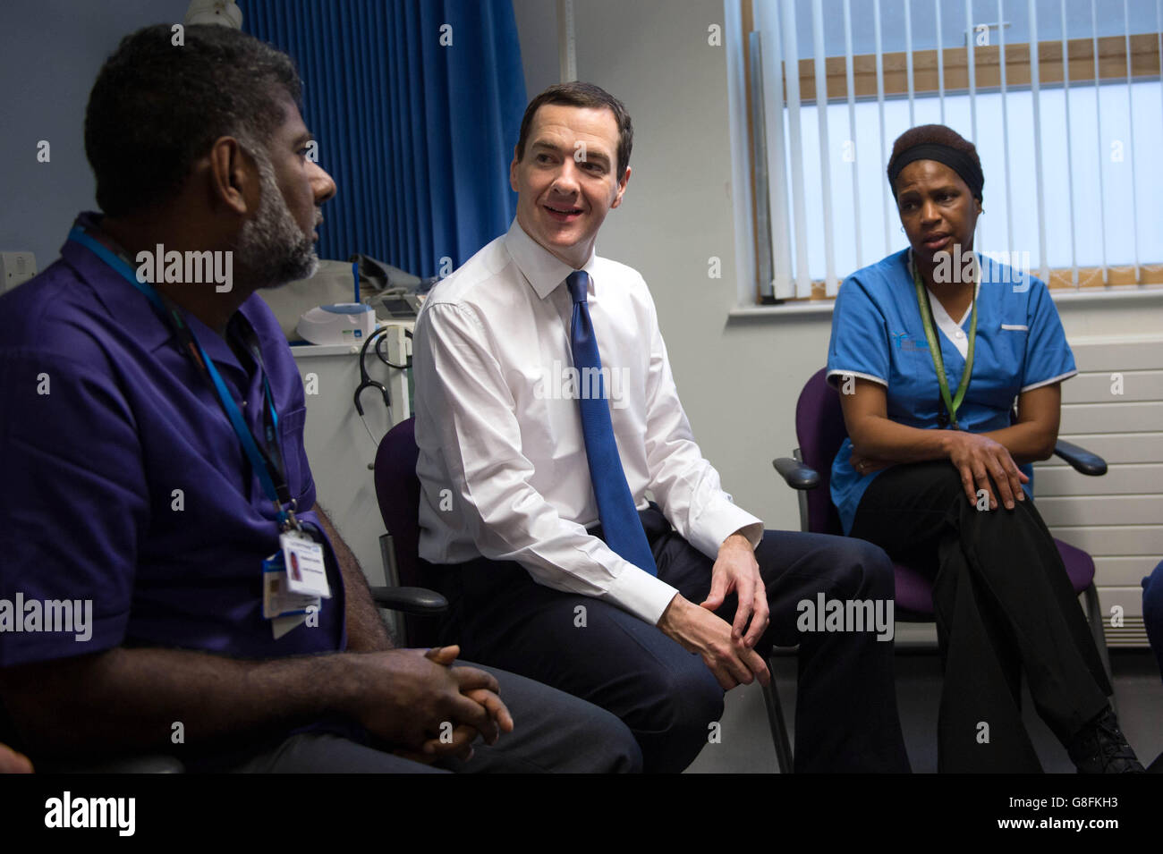 Il Cancelliere George Osborne incontra medici e infermieri presso lo Streatham High Practice nel sud di Londra, dove ha discusso i piani di spesa del governo per i prossimi quattro anni. Foto Stock