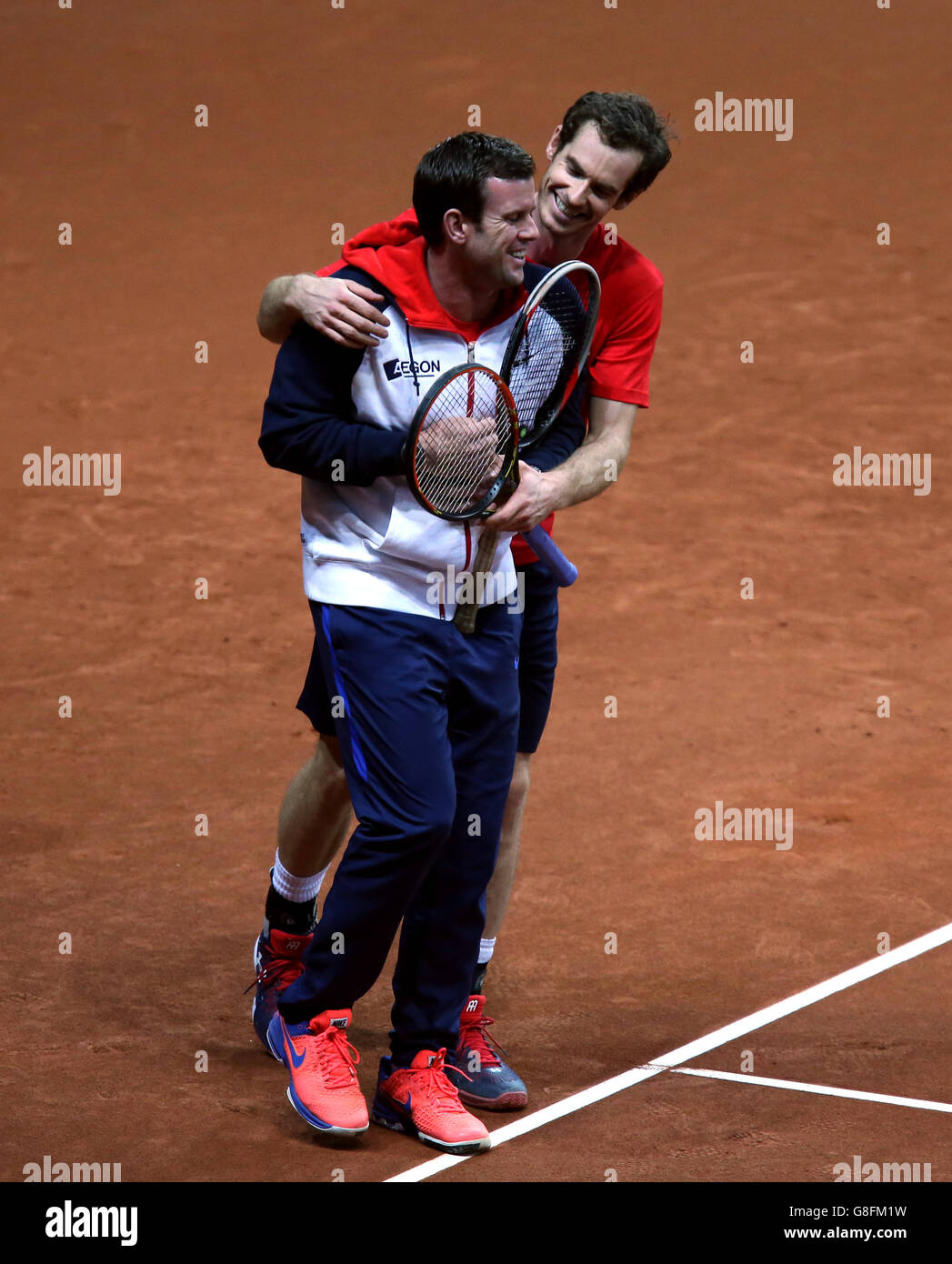 Andy Murray della Gran Bretagna e il capitano Leon Smith durante una sessione di prove presso il Flanders Expo Center di Gand. Foto Stock