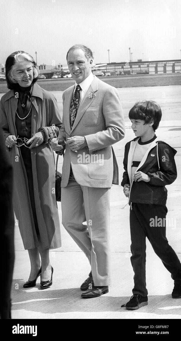 Il Premier canadese Pierre Trudeau arriva all'aeroporto di Heathrow con il figlio di otto anni, Justin. Foto Stock