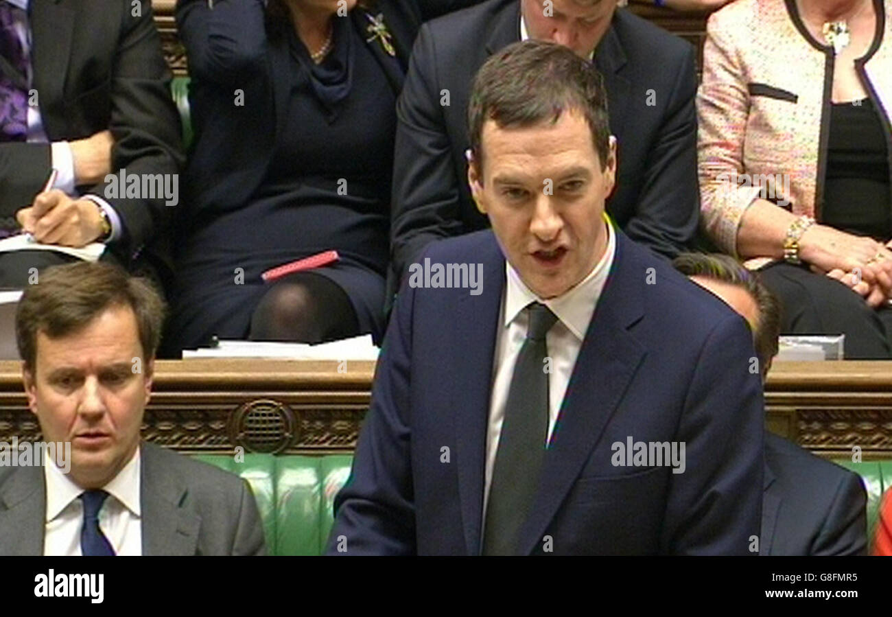 Il Cancelliere dello scacchiere George Osborne presenta la sua dichiarazione d’autunno congiunta e la sua revisione delle spese ai parlamentari della Camera dei Comuni di Londra. Foto Stock
