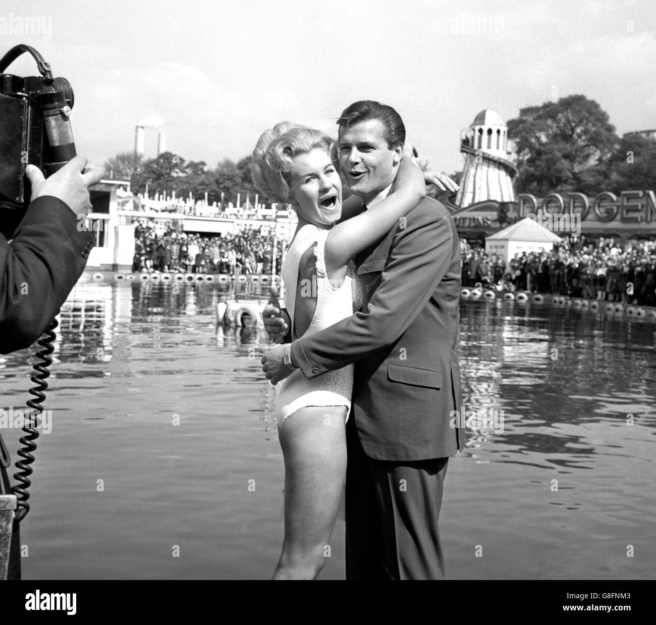 Nanette Slack of Ipswich si prende un abbraccio dall'attore Roger Moore dopo aver vinto il titolo di Miss Variety Club of Great Britain al Club's Star Gala al Festival Gardens di Battersea. Foto Stock