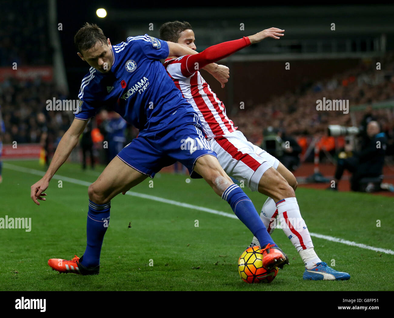 Calcio - Barclays Premier League - Stoke City / Chelsea - Britannia Stadium. Ibrahim Afellay (a destra) di Stoke City e Nemanja Matic di Chelsea combattono per la palla Foto Stock