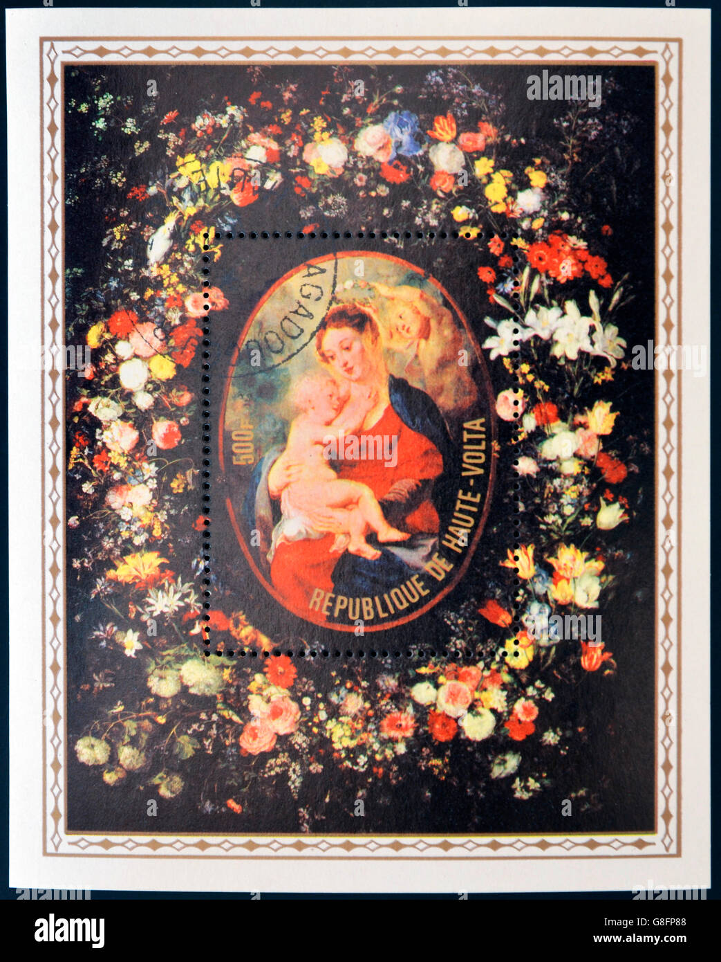 Repubblica di volta superiore- circa 1972: un timbro stampato nella Repubblica di Volta Superiore mostra una immagine della Vergine e il Bambino Gesù su Foto Stock
