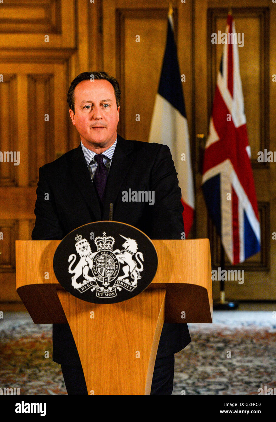 Il primo ministro David Cameron parla nella Sala da pranzo di Stato di 10 Downing Street, Londra dopo aver presiedere un incontro di emergenza di Cobra sulla scia di una serie di attentati terroristici coordinati a Parigi venerdì sera, che hanno causato almeno 127 morti e oltre 200 feriti. Foto Stock