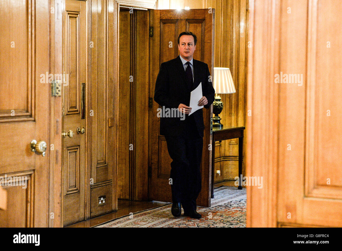 Il primo ministro David Cameron è arrivato nella Sala da pranzo di Stato di 10 Downing Street, Londra dopo aver presiedere un incontro di emergenza a Cobra, sulla scia di una serie di attentati terroristici coordinati a Parigi venerdì sera, che hanno lasciato almeno 127 persone morte e oltre 200 feriti. Foto Stock