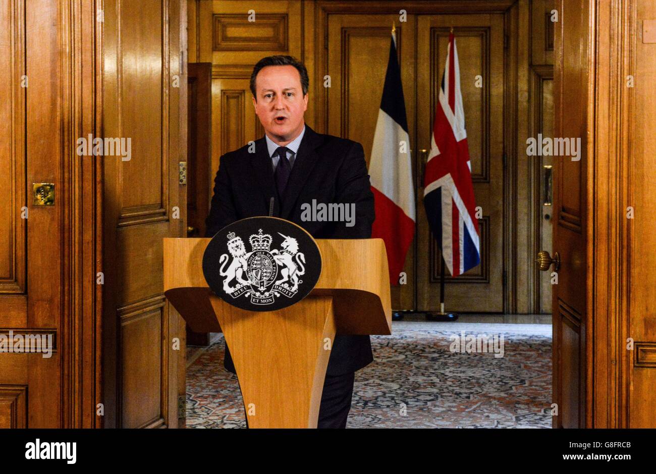Il primo ministro David Cameron parla nella Sala da pranzo di Stato di 10 Downing Street, Londra dopo aver presiedere un incontro di emergenza di Cobra sulla scia di una serie di attentati terroristici coordinati a Parigi venerdì sera, che hanno causato almeno 127 morti e oltre 200 feriti. Foto Stock