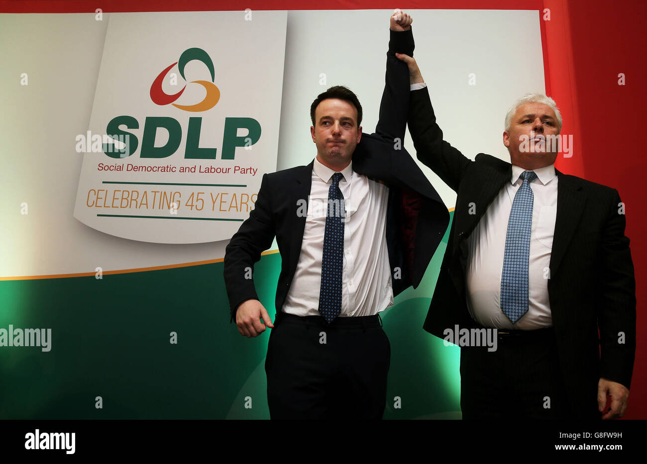 Colum Eastwood, membro dell'Assemblea di Foyle (sinistra), eletto come nuovo leader del Partito socialdemocratico e laburista (SDLP), con il neoeletto vice leader Fearghal McKinney (destra), presso l'Armagh City Hotel, Armagh. Foto Stock