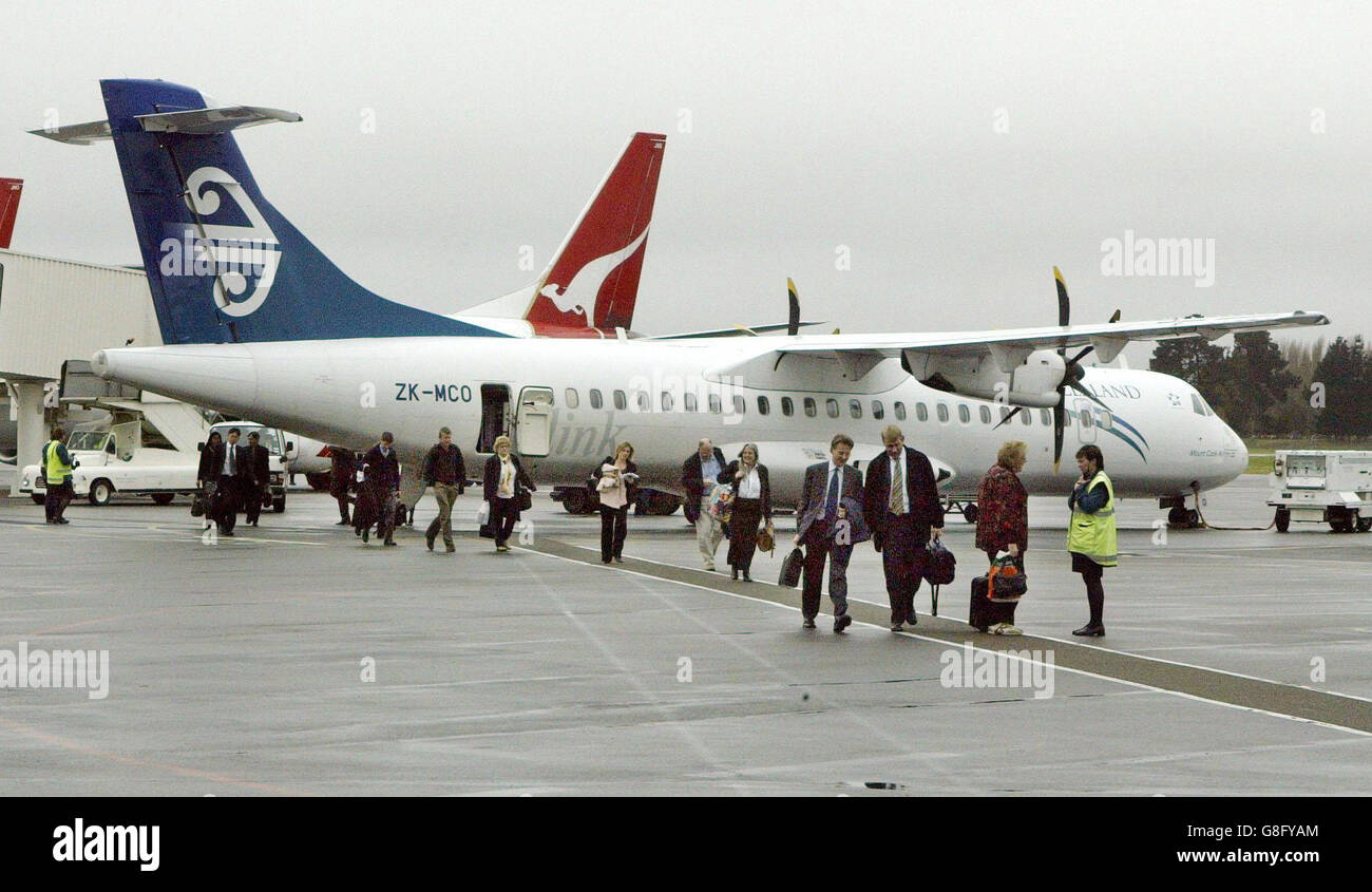 I passeggeri sbarcano da un aereo ATR72 della Nuova Zelanda che è stato costretto a tornare all'aeroporto di Christchurch, dopo che il maltempo ha causato l'interruzione di due tentativi di atterrare all'aeroporto di Invercargill mentre trasportava il principe William. Foto Stock