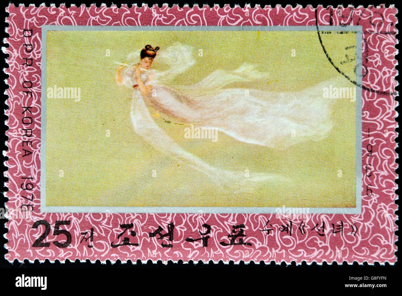 Corea del Nord - circa 1976: un timbro stampato in Corea del Nord mostra flying fairy suonare il flauto, circa 1976 Foto Stock