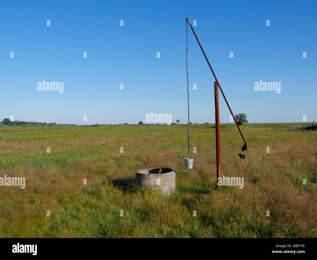 Bene con la benna e il braccio di oscillazione per tirare su acqua, il Delta del Danubio, Romania, Giugno 2016 Foto Stock