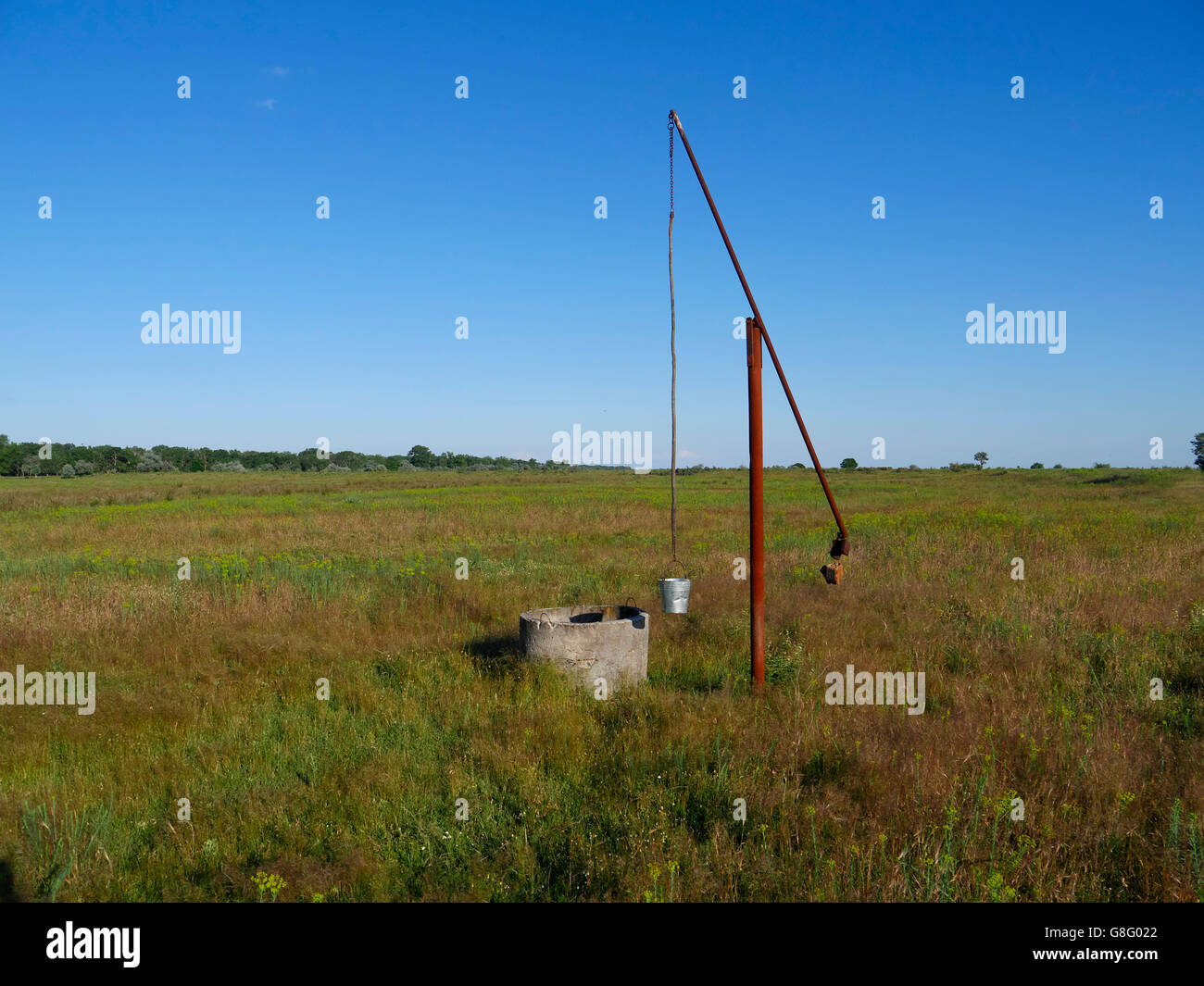 Bene con la benna e il braccio di oscillazione per tirare su acqua, il Delta del Danubio, Romania, Giugno 2016 Foto Stock