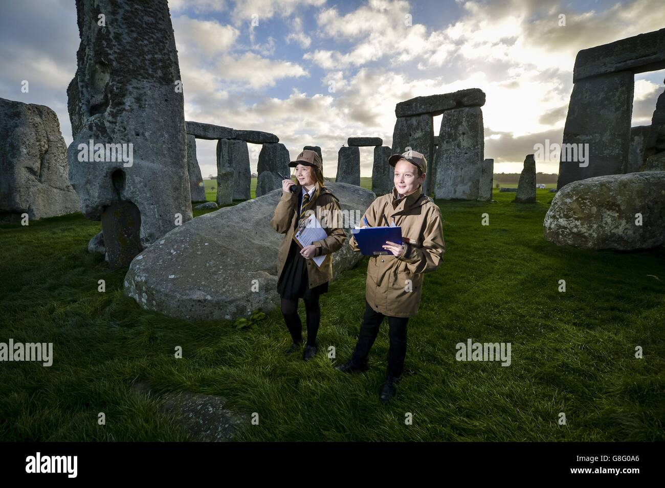 Bambini della scuola Stonehenge, Deryn Masters (a sinistra) e Kian Ayers, entrambi di 12 anni e da Amesbury, Controlla all'alba le pietre preistoriche di Stonehenge mentre il patrimonio inglese mette i bambini in carica per la prima volta nell'antico monumento della sua storia di 4,500 anni, come parte del Children's Commissioner's Takeover Day, un evento nazionale che coinvolge 44,000 persone in tutta l'Inghilterra. Foto Stock