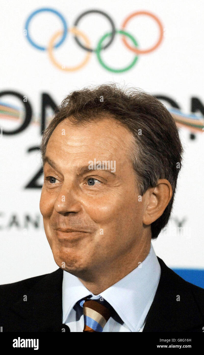 Il primo ministro britannico Tony Blair reagisce alla notizia che Londra ha vinto il diritto di ospitare le Olimpiadi del 2012. Foto Stock