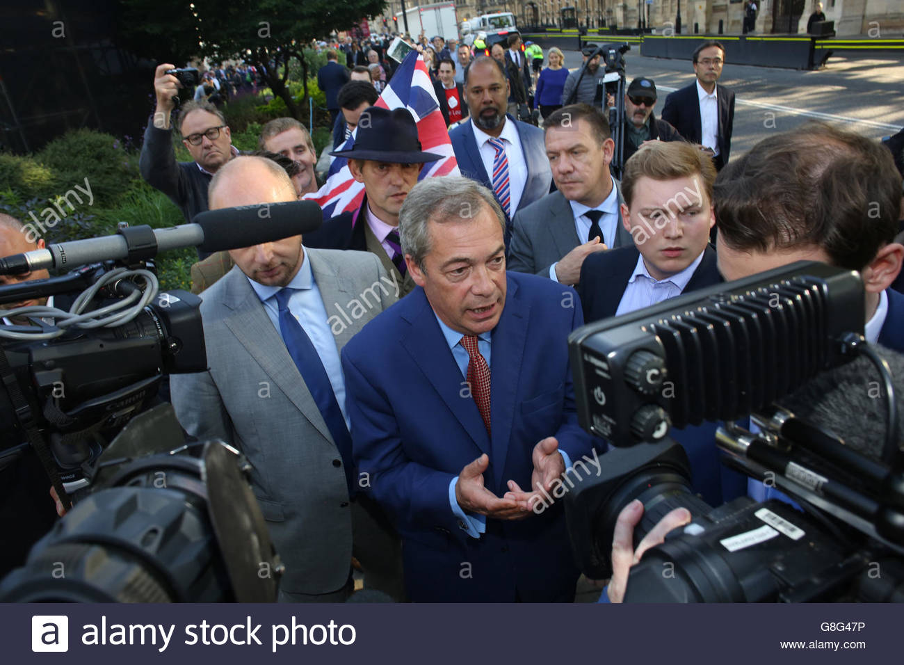 Nigel Farage parlando a Westminster dopo la votazione Brexit a lasciare l'UE Foto Stock