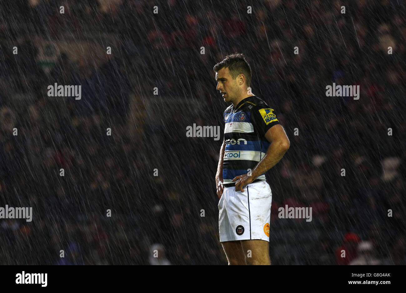 Il George Ford di Bath si erge sotto la pioggia battente durante la partita Aviva Premiership a Welford Road, Leicester. Foto Stock