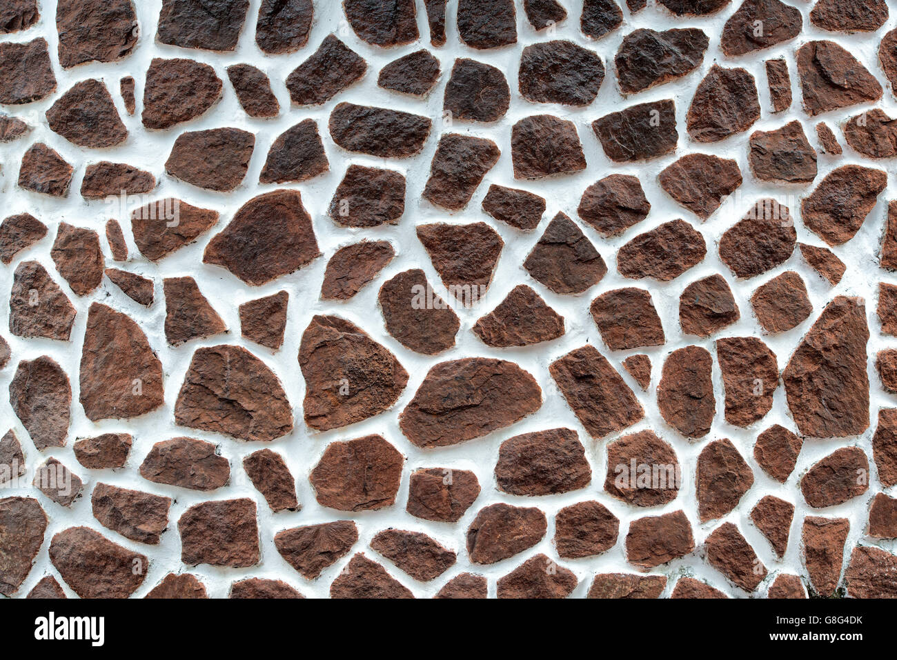 Visibile muro di pietra di consistenza e di colore bianco giunto mortared Foto Stock