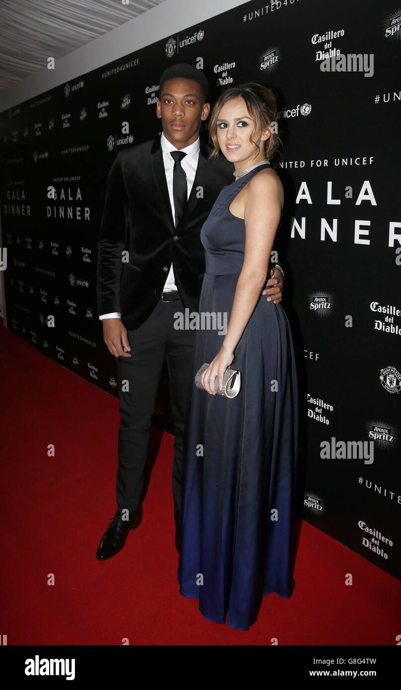 Anthony Martial e la moglie Samantha in arrivo per la 16 ° annuale Unito per cena di gala Unicef a Old Trafford, Manchester. Foto Stock