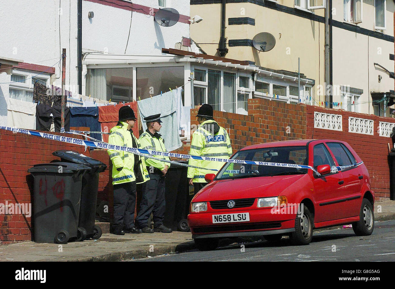 La polizia si trova al di fuori della casa di Colwyn Road, una delle cinque sedi residenziali perquisite dagli ufficiali dello Yorkshire occidentale in relazione ai bombardamenti della scorsa settimana a Londra. Scotland Yard ha affermato che le incursioni facevano parte di un'operazione guidata dall'intelligenza. Non sono stati effettuati arresti. Foto Stock