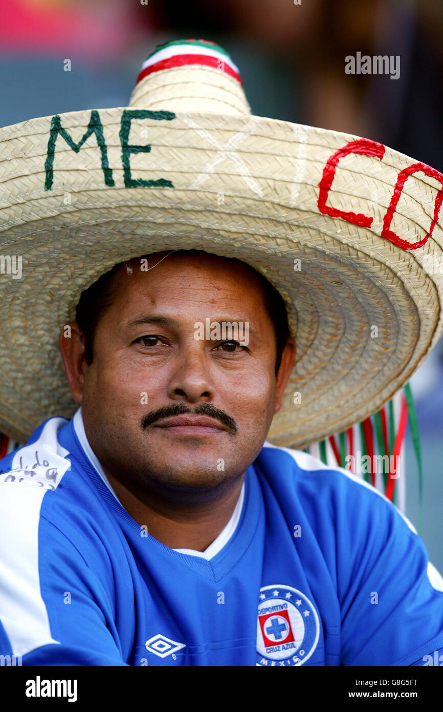 Calcio - ConCACAAF Gold Cup 2005 - Gruppo C - Sudafrica / Messico - The Home Depot Center. Un fan del Messico sportivo un sombrero Foto Stock