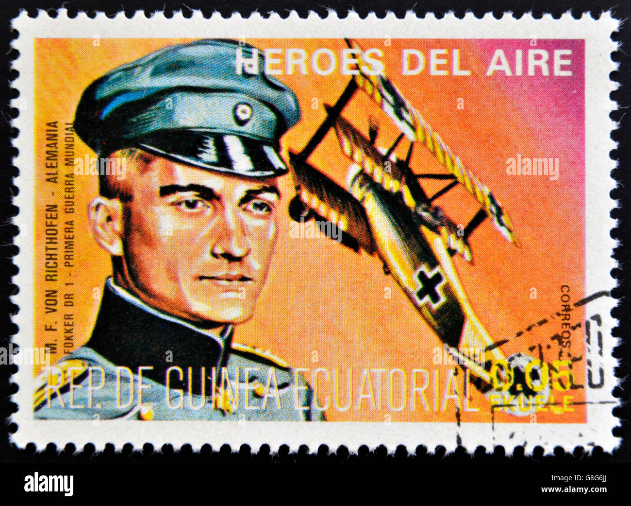 GUINEA EQUATORIALE - circa 1974: timbro stampato in Guinea dedicato all'aria eroi, mostra M. F. von Richthofen, storico aviatore Foto Stock