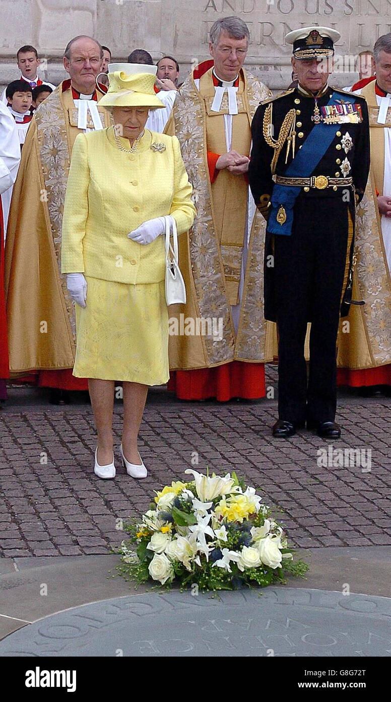 La Regina Elisabetta II con il Duca di Edimburgo dopo aver deposto una corona sul memoriale delle vittime innocenti davanti al Servizio Nazionale di memoria e commemorazione. Foto Stock