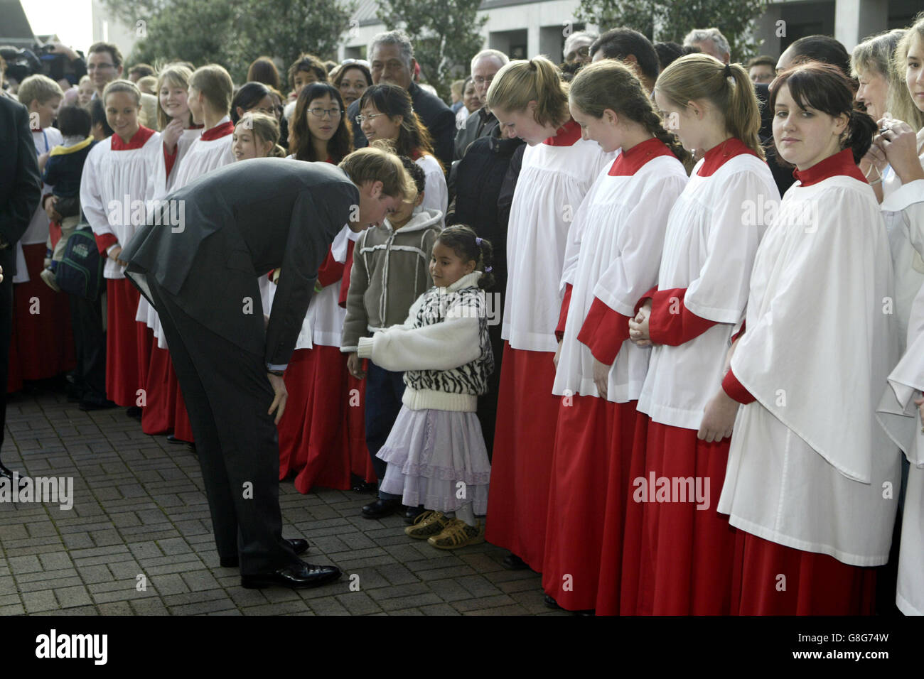 Il Principe William chiacchiera con i membri della congregazione e del coro dopo aver partecipato al servizio mattutino alla Cattedrale della Santissima Trinità di Auckland domenica 10 2005 luglio. In seguito, egli andò a deporre una corona a nome della Regina come parte delle commemorazioni di VE e VJ. Foto Stock