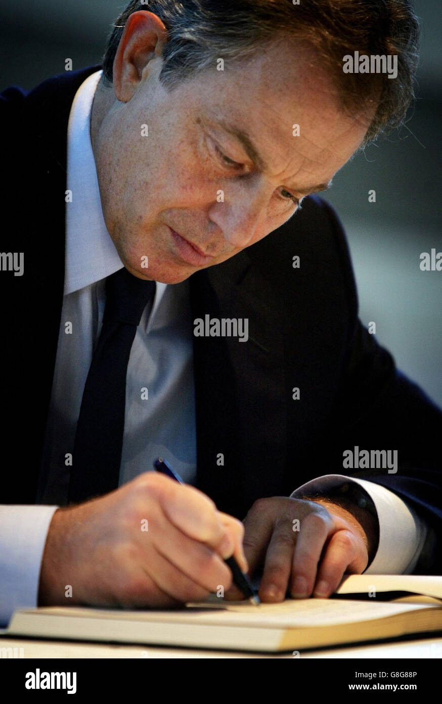 Il primo ministro britannico Tony Blair firma il Libro delle condoglianze per le vittime delle esplosioni terroristiche della scorsa settimana. Foto Stock