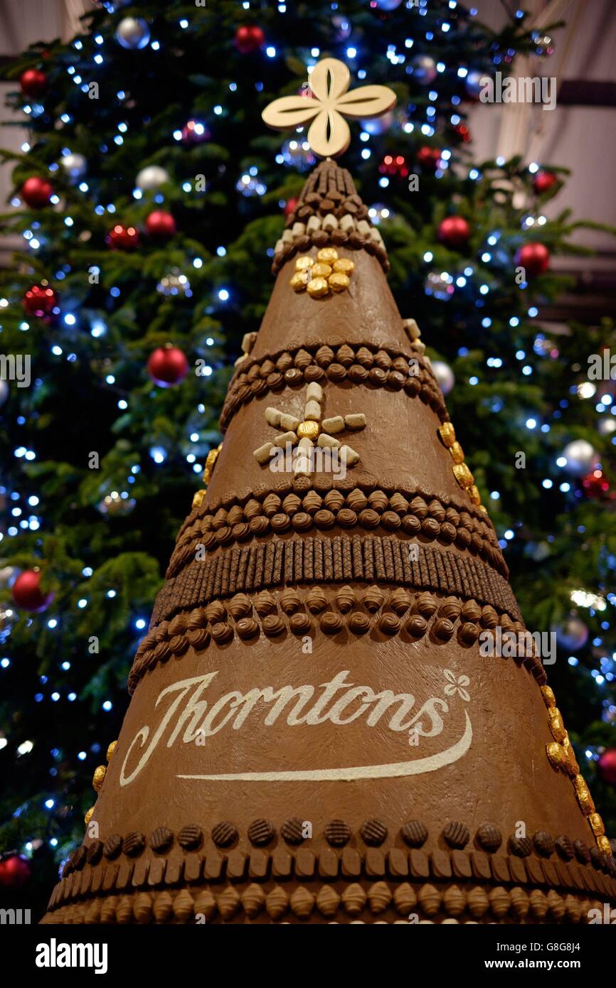 Un albero di Natale al cioccolato di 8 piedi realizzato a mano con centinaia di cioccolatini Thorntons Classic Collection, nel mercato di Spitalfields a Londra. Foto Stock