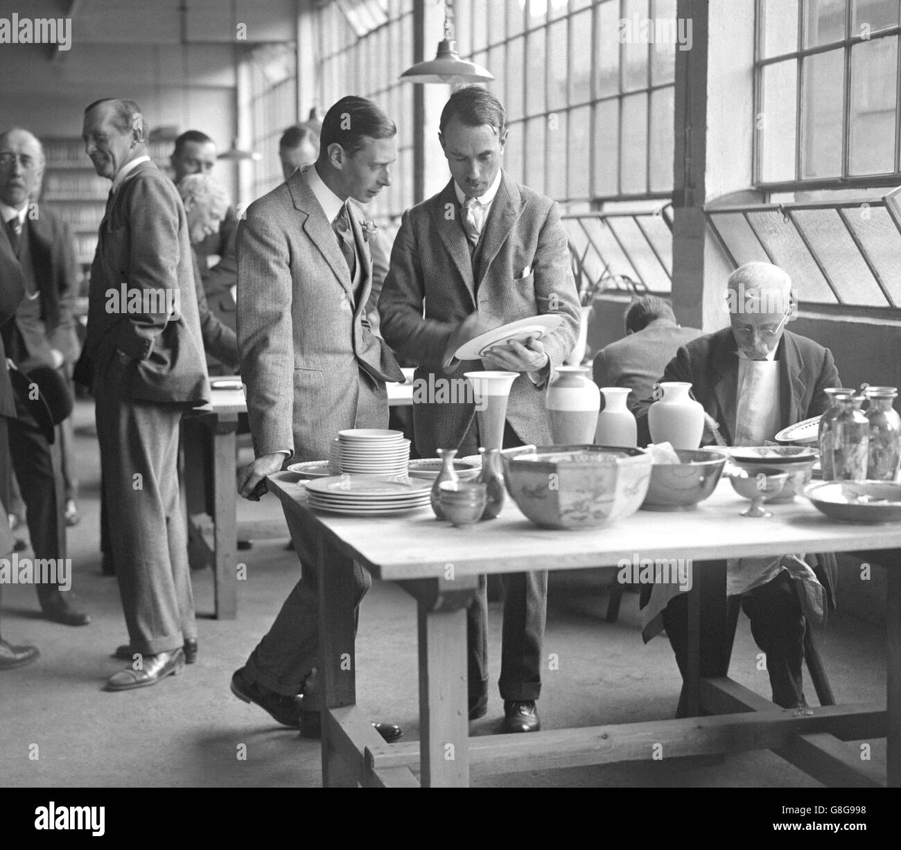Il Duca di York ispeziona alcune ceramiche durante una visita alla compagnia Wedgwood di Stoke-on-Trent. Foto Stock