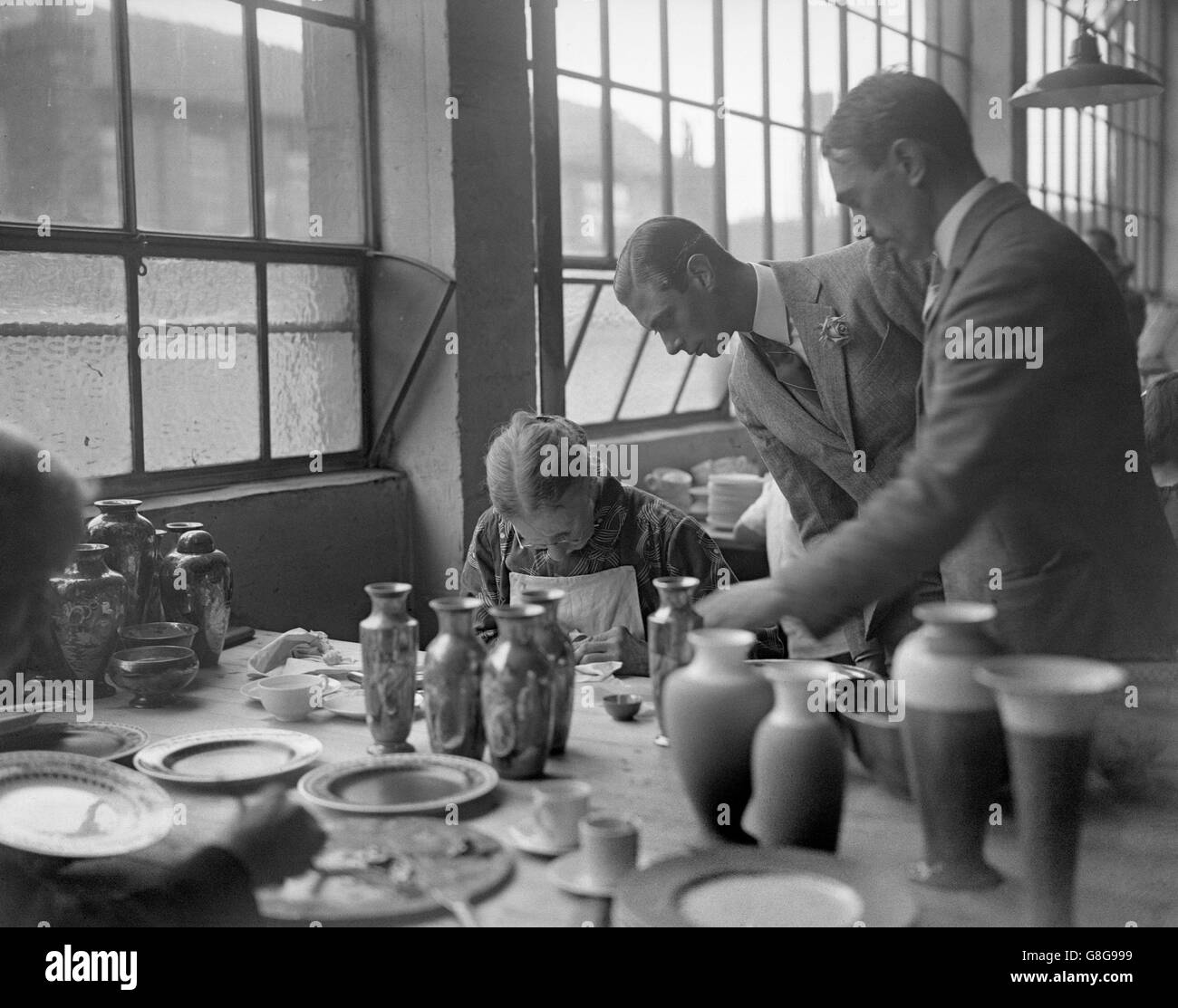Il Duca di York ispeziona alcune ceramiche durante una visita alla compagnia Wedgwood di Stoke-on-Trent. Foto Stock