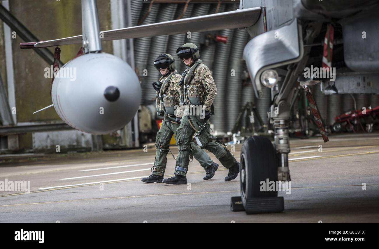 Un equipaggio con il loro Tornado GR4 a RAF Marham mentre si preparano per una missione di pratica, I Tornado con sede a Marham in Norfolk sono di rafforzare lo squadrone di Tornado ad Akrotiri a Cipro per assistere nelle missioni sulla Siria per bombardare È dopo che il parlamentare ha votato sull'estensione della campagna di bombardamento contro lo Stato islamico alla Siria. Foto Stock