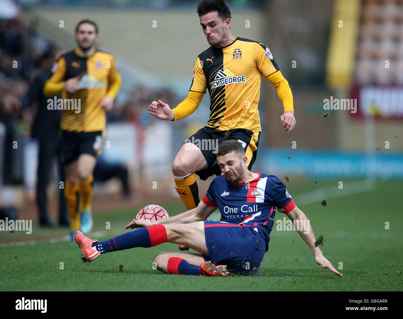 I Ryan Donaldson di Cambridge United e Aaron Taylor-Sinclair di Doncaster Rovers (piano) combattono per la palla durante la Emirates fa Cup, seconda partita al R Costings Abbey Stadium di Cambridge. Foto Stock