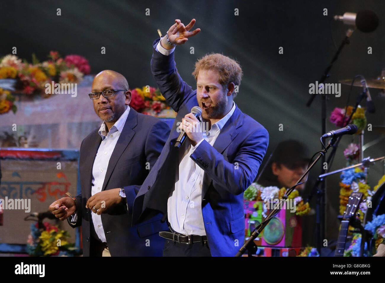 Il principe Harry (destra) con carità Sentebale co-fondatore il Principe Seeiso di Lesotho sul palco durante un concerto Sentebale in Kensington Palace Gardens, Londra, per aumentare la consapevolezza e i fondi per gli adolescenti che vivono con l HIV in Africa sub-sahariana. Foto Stock