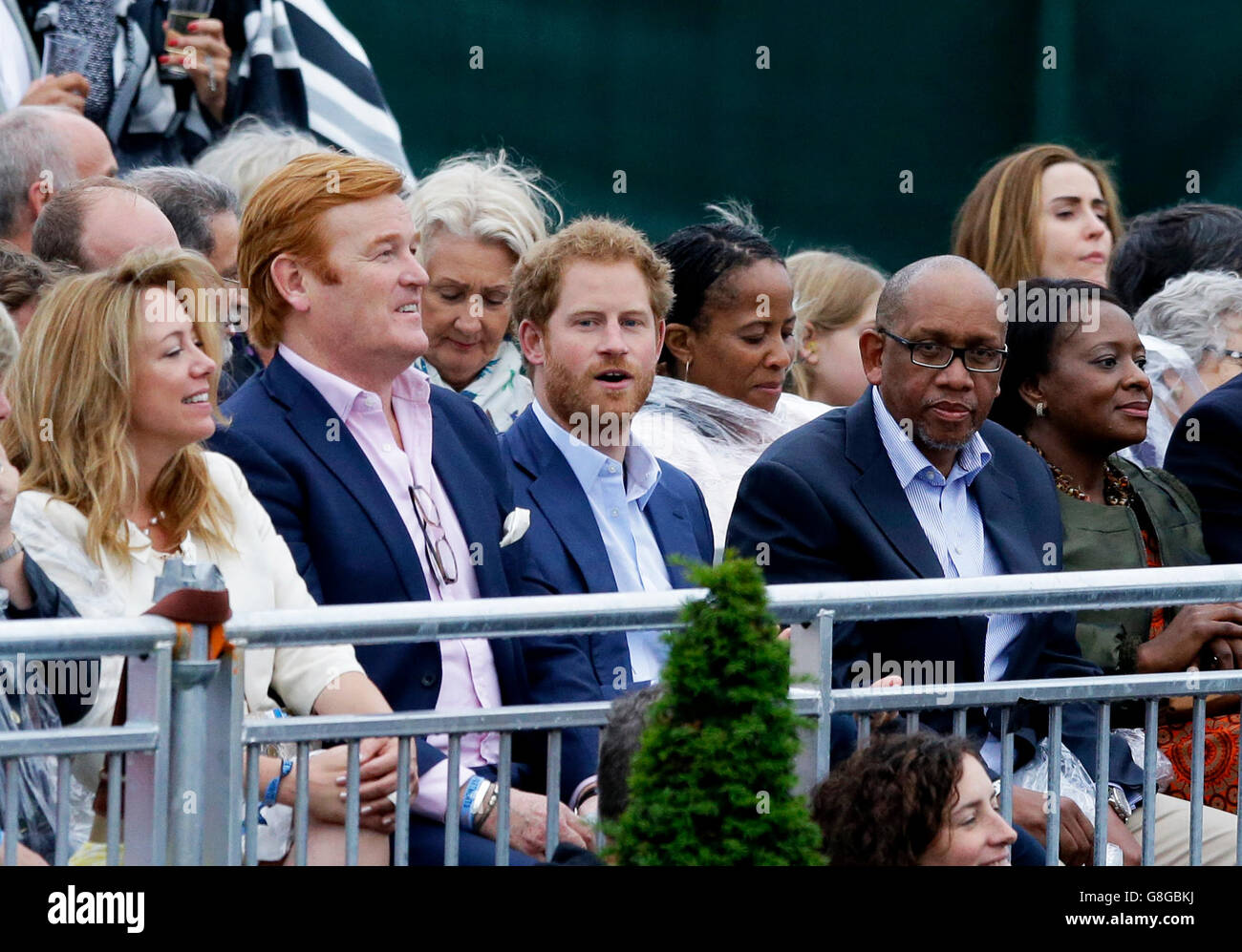 Il principe Harry (centro) durante un concerto ospitato dalla sua carità Sentebale in Kensington Palace Gardens, Londra, per aumentare la consapevolezza e i fondi per gli adolescenti che vivono con l HIV in Africa sub-sahariana. Foto Stock